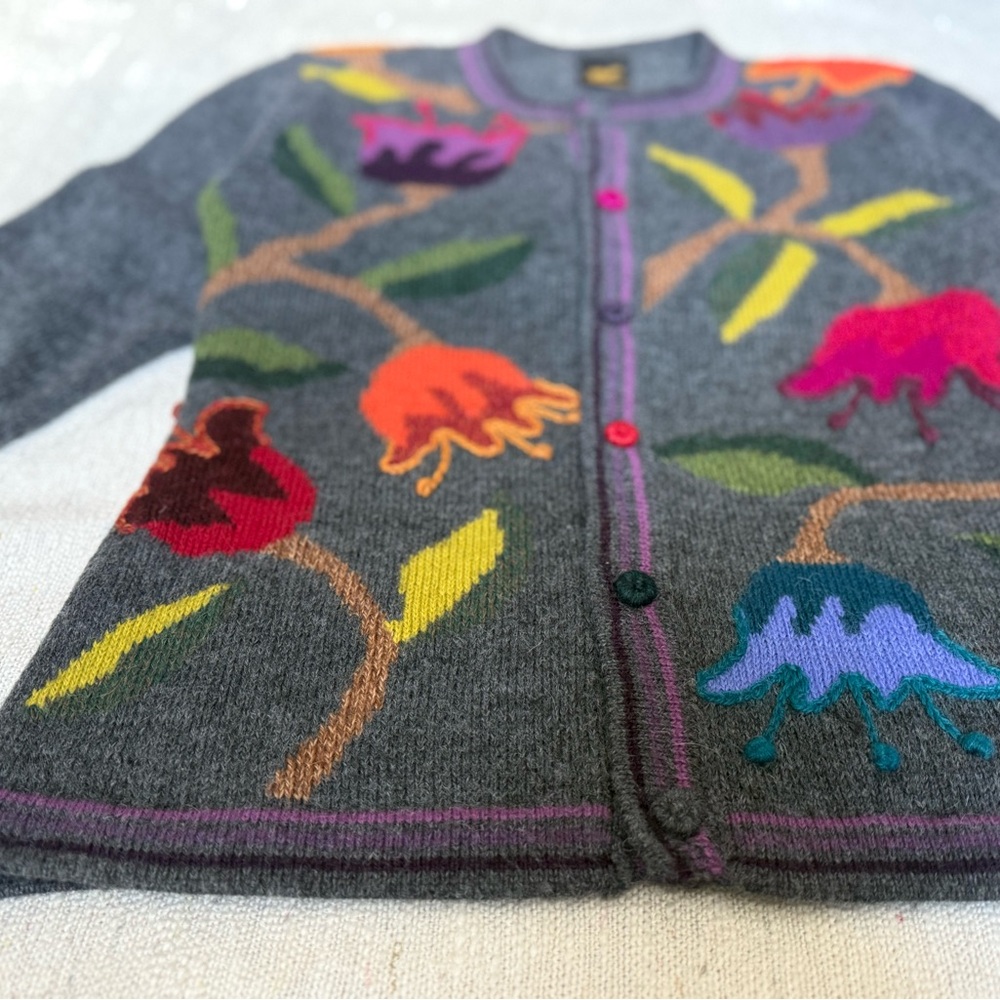 🦙🧶100% Peruvian Alpaca Floral Embroidered Button-Up Sweater Cardigan - Picture 2 of 13